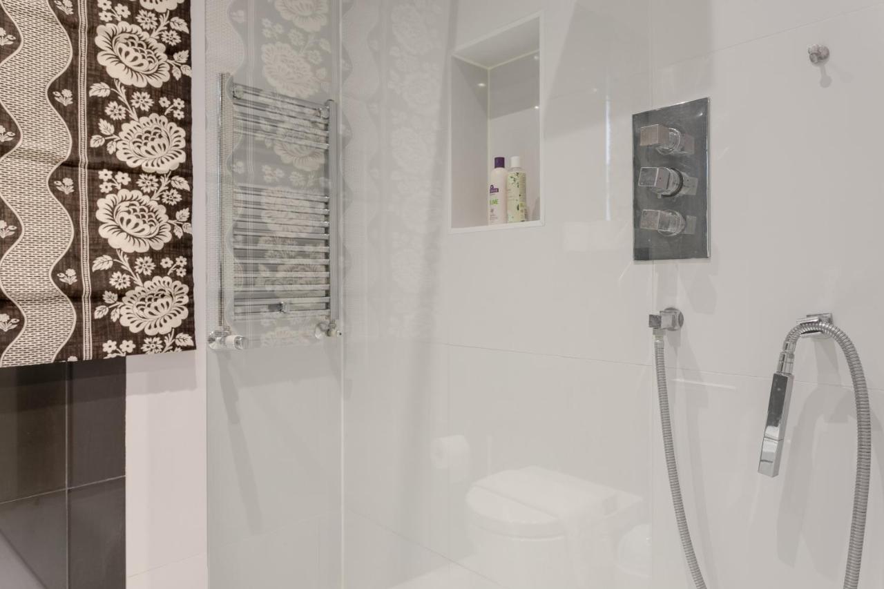 2 Bedroom Apartment Hammersmith Grove Sleeps 4 Londra Dış mekan fotoğraf